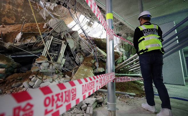 지난 5월 2일 오후 인천시 서구 검단신도시 모 아파트 신축 공사장에서 벌어진 붕괴 사고에 국토교통부 사고조사관이 현장 점검을 하고 있다. 연합뉴스