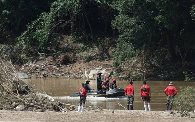 19일 오전 해병대와 소방 당국이 경북 예천군 일대에서 수색 중 급류에 휩쓸려 실종된 A 일병을 찾고 있다. 연합뉴스