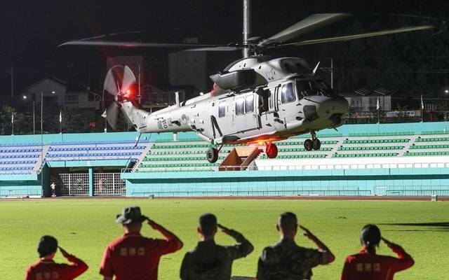 숨진 A 일병을 태운 헬기가 20일 0시45분쯤 경북 예천 스타디움에서 전우들의 경례를 받으며 이륙하고 있다. 연합뉴스