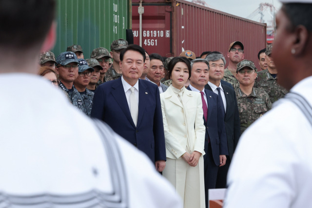 ▲윤석열 대통령과 부인 김건희 여사가 19일 부산 남구 해군작전사령부 부산작전기지에 입항한 미국의 오하이오급 핵추진 탄도유도탄 잠수함(SSBN) 켄터키함(SSBN-737)에 대한 설명을 듣고 있다. ⓒ연합뉴스