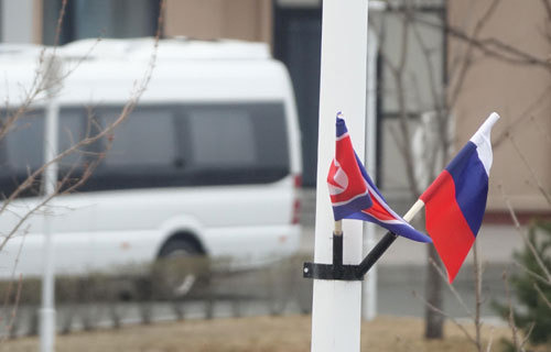 2019년 북·러정상회담이 블라디보스토크에서 열렸을 당시 북한 인공기와 러시아 국기가 거리에 걸린 모습. 세계일보 자료사진