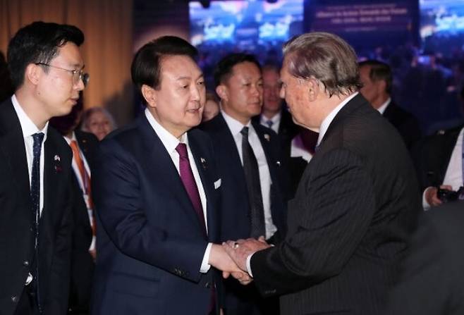 4월 미국을 국빈 방문한 윤석열 대통령이 워싱턴&nbsp;한 호텔에서 열린 6·25전쟁&nbsp;참전용사 오찬에서 제임스 밴플리트 장군의 외손자 조셉 맥크리스천 주니어와 악수하며 대화하고 있다. 연합뉴스