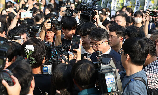 장상윤 교육부 차관이 20일 신규 교사가 극단적 선택을 한 서울 서초구 한 초등학교 앞에서 추모문화제에 참석한 교사들의 항의에 돌아서고 있다. 공동취재