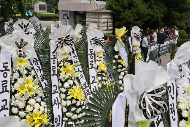 서초구 소재의 한 초등학교에서 신규교사가 극단적 선택을 한 것과 관련해 한국교총 회원들이 20일 오후 서울시교육청 앞에서 기자회견을 열고 조속한 진상규명과 교권이 존중되는 정당한 교육활동을 위한 법·제도 개선을 촉구하고 있다. 사진=연합뉴스