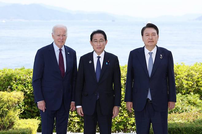 G7 정상회의 참관국 자격으로 일본을 방문 중인 윤석열 대통령이 지난 5월21일히로시마 G7 정상회의장인 그랜드프린스호텔에서열린 한미일 정상회담에 앞서 조 바이든 미국 대통령, 기시다 후미오 일본 총리와 기념촬영을 하고 있다. ⓒ연합뉴스