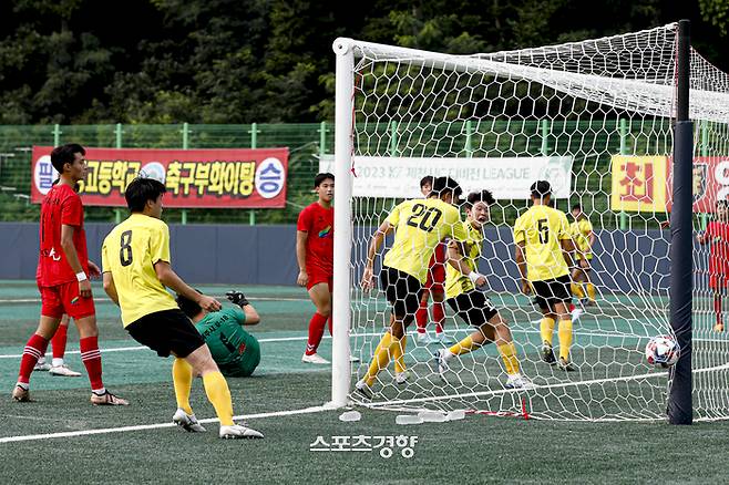 서울 중앙고가 20일 충북 제천축구센터 1구장에서 열린 제56회 대통령금배 전국고등학교축구대회 여주U18과의 경기에서 득점하고 있다. 문재원 기자