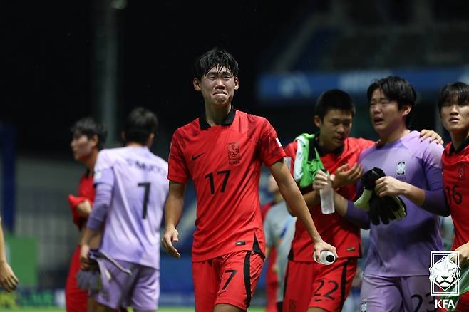 박승수가 지난 2일 태국 빠뚬타니 스타디움에서 열린 '아시아축구연맹(AFC) U-17 아시안컵' 결승전에서 일본에 0-3으로 패배 후 눈물을 흘리고 있다. /사진=대한축구협회