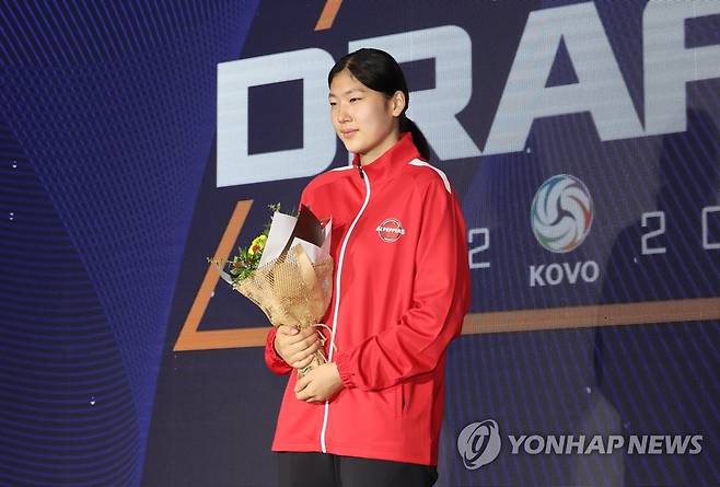 1라운드 1순위 지명의 주인공 '체웬랍답 어르헝' 2022년 9월 5일 오후 서울 강남구 리베라호텔에서 열린 프로배구 2022-2023 KOVO 여자 신인선수 드래프트에서 1라운드 1순위로 페퍼저축은행의 지명을 받은 목포여상의 체웬랍답 어르헝 선수가 기념촬영하고 있다. [연합뉴스 자료사진]