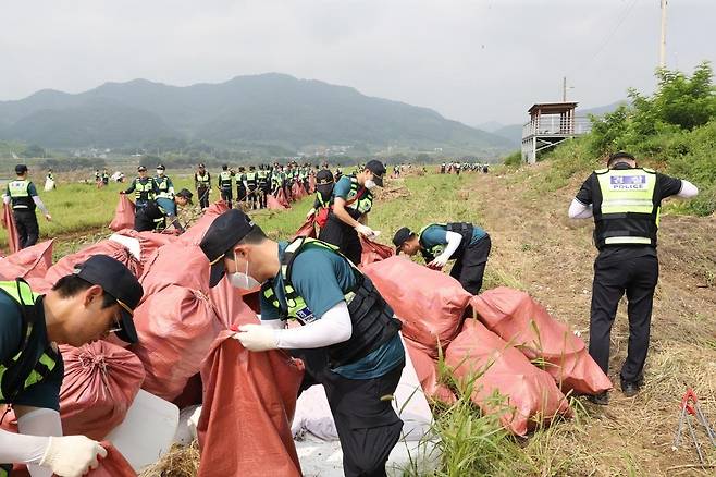 20일 오전 충주시 달천에서 수해복구 중인 중앙경찰학교 교육생들 [경찰청 제공. 재판매 및 DB 금지]