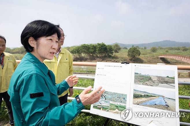 한화진 장관, 논산시 금강 제방 수해복구 현장 점검 (서울=연합뉴스) 한화진 환경부 장관이 20일 국가하천 본류 제방 피해를 입은 충남 논산시를 방문해 수해복구 상황을 점검하고 있다. 2023.7.20 [환경부 제공. 재판매 및 DB 금지] photo@yna.co.kr