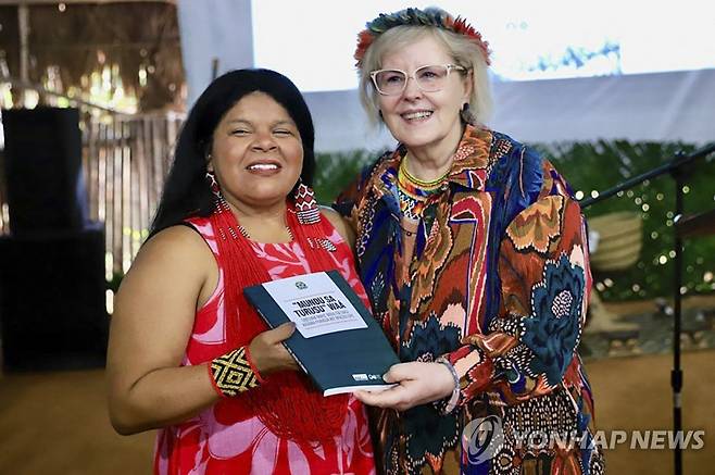 토착어 번역 헌법 발표식에 참석한 소니아 과자자라 토착민 국무장관(좌)과 호자 베베르 연방대법원장(우) [AFP 연합뉴스 자료사진. 재판매 및 DB 금지]