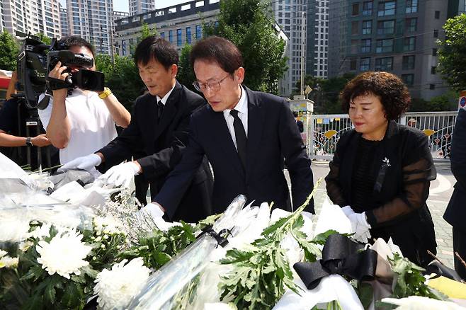 조희연 서울시교육감이 21일 서울 서초구 서이초등학교에서 고인이 된 교사 A씨 추모공간에 헌화하고 있다. (사진=연합뉴스)