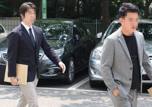 고가의 미술품을 공동으로 소유할 수 있다며 투자자를 모집하고 시세를 조종한 의혹을 받는 피카 코인 발행사 피카프로젝트 대표 송모씨와 성모씨가 21일 영장실질심사를 받기위해 서울 남부지법으로 들어서고 있다. (사진=연합뉴스)
