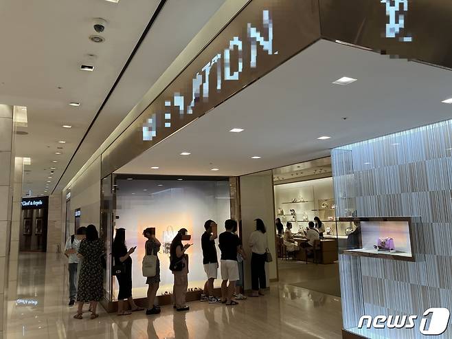7월19일 서울 중구의 한 백화점에서 사람들이 명품 구매를 위해 대기하고 있다. 2023.7.19/뉴스1 ⓒ News1 김기성 기자