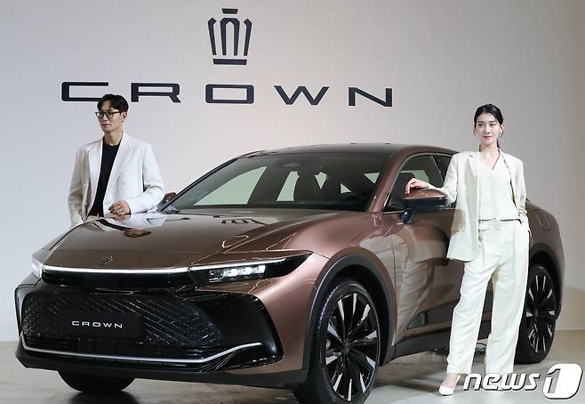 5일 서울옥션 강남센터에서 도요타 코리아 모델들이 플래그십 모델인 ‘크라운 2.4리터 듀얼 부스트 하이브리드 모델’을 소개하고 있다. 2023.6.5/뉴스1 ⓒ News1 허경 기자