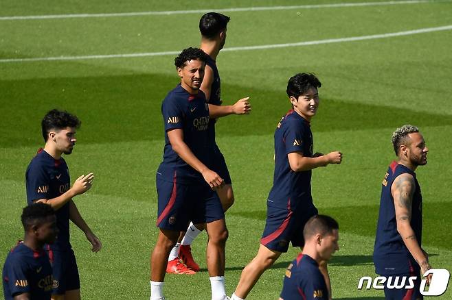 PSG 훈련장에서 훈련 중인 이강인과 네이마르. ⓒ AFP=뉴스1