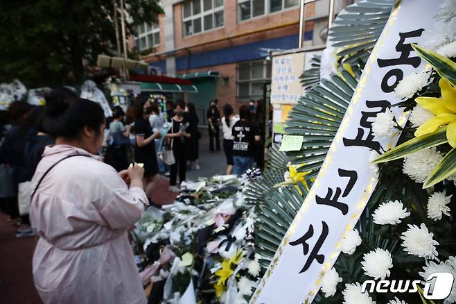 20일 오후 신규 교사가 극단적 선택을 한 서울 서초구 한 초등학교에서 열린 추모문화제에서 추모객들의 발걸음이 이어지고 있다. 2023.7.20/뉴스1 ⓒ News1 김민지 기자
