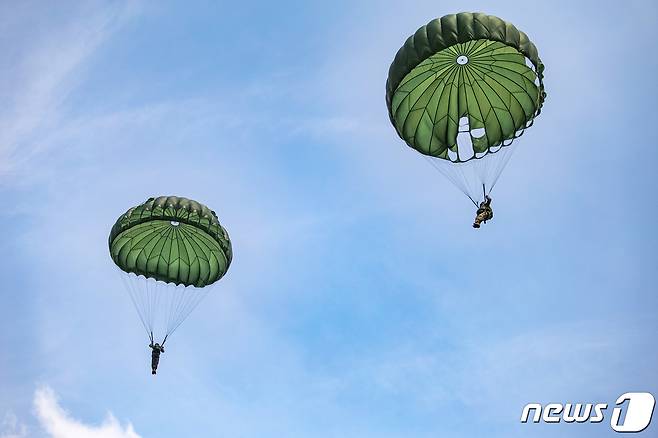 육군은 육군사관학교 3학년 생도들이 지난 3일부터 경기도 광주 육군특수전학교에서 공수기본훈련을 했다고 21일 밝혔다. 육사 생도들이 강하하고 있다. (육군 제공) 2023.7.21/뉴스1