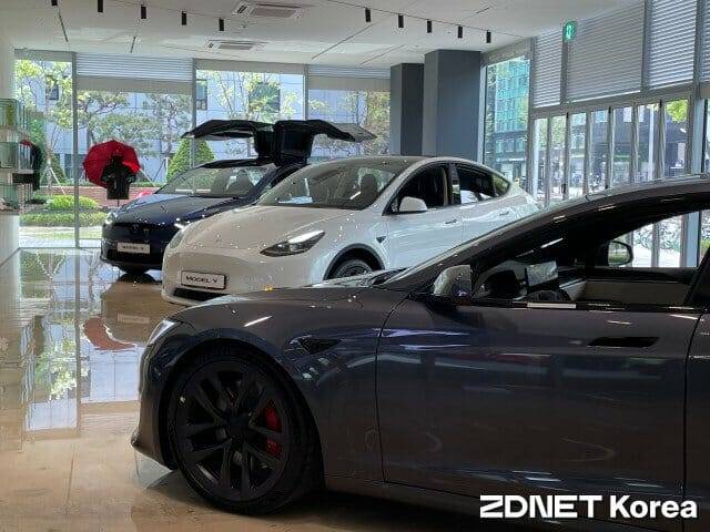 분께 강남구 신사동에 위치한 테슬라 신사스토어에는 이번에 새로 출시한 연식변경 모델X와 모델Y, 모델S가 한자리에 전시됐다. 특히 지난달 처음 출시된 연식변경 모델S와 모델Y를 직접 시승까지 할 수 있게 준비됐다. (사진=김재성 기자)
