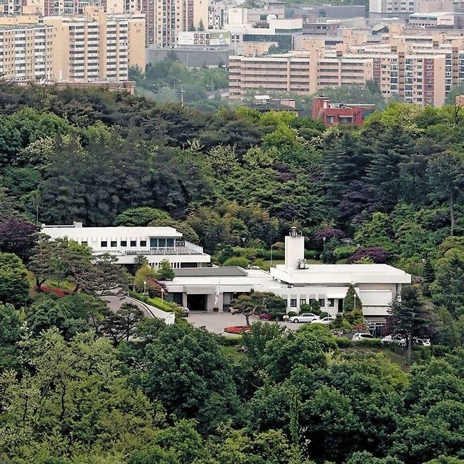 윤석열 대통령과 김건희 여사가 이사하기 전인 작년 5월 서울 한남동 관저 전경. /남강호 기자