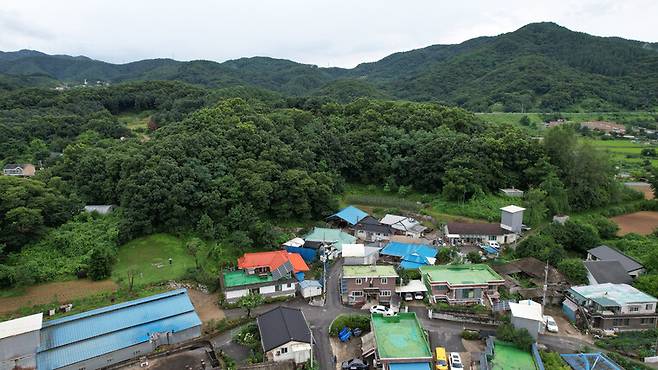 9일 오후 경기도 양평군 강상면 병산리 578-3, 57-4, 578-7 일대. 주황색 지붕있는 집 뒤로 보이는 일대의 땅임. 신소영 기자 viator@hani.co.kr