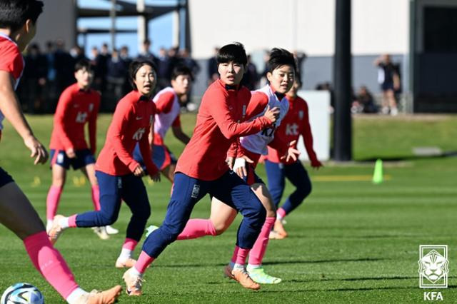 2023 호주·뉴질랜드 여자월드컵에 출전하는 한국 대표팀 선수들이 19일 베이스캠프가 차려진 호주 캠벨타운의 토마스 하셀 성공회 학교 훈련장에서 훈련을 하고 있다. 대한축구협회 제공