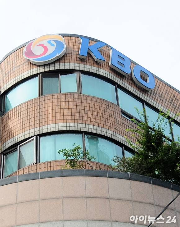 KBO는 최근 논란이 되고 있는 3피트 규정을 보완, 21일부터 시작하는 KBO리그 후반기 일정부터 적용키로 했다. 사진은 KBO 사무국이 자리한 야구회관 전경. [사진=아이뉴스24 포토 DB]