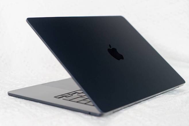 리뷰에 사용된 색상은 미드나이트며, 스타라이트와 스페이스 그레이, 실버 색상도 선택할 수 있다. 출처=IT동아