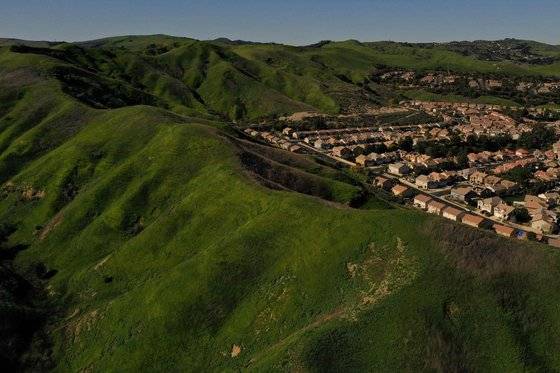 미국 캘리포니아 치노 힐스 주립공원의 주택지. 야생지역과 도시 사이의 경계에 해당한다. AFP=연합뉴스