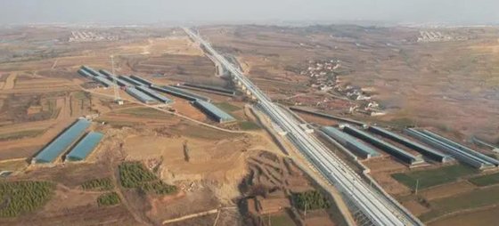 중국 산둥성 칭다오에서 웨이하이까지 연결하는 총 연장 193km의 산둥-라이룽 고속철 공사 구간. 사진 바이두닷컴