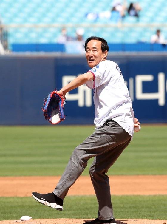 2022년 시구자로 나선 원민구 원베이스볼클럽 감독. 사진 삼성 라이온즈