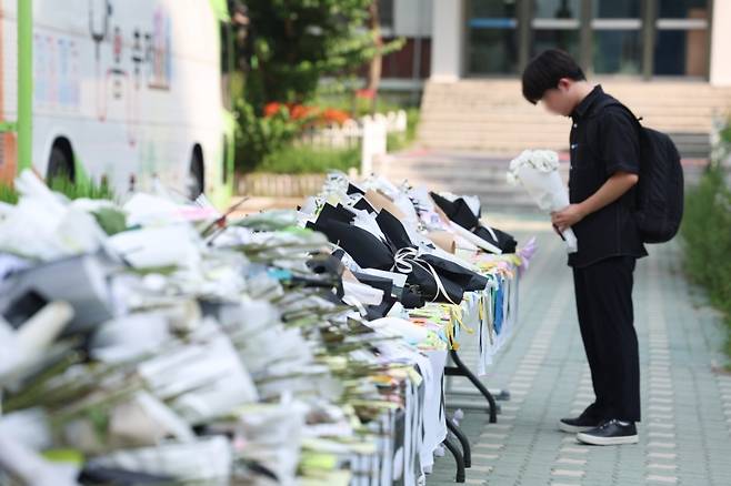 ▲ 서이초등학교 둘러싼 추모공간 사진 : 연합뉴스 