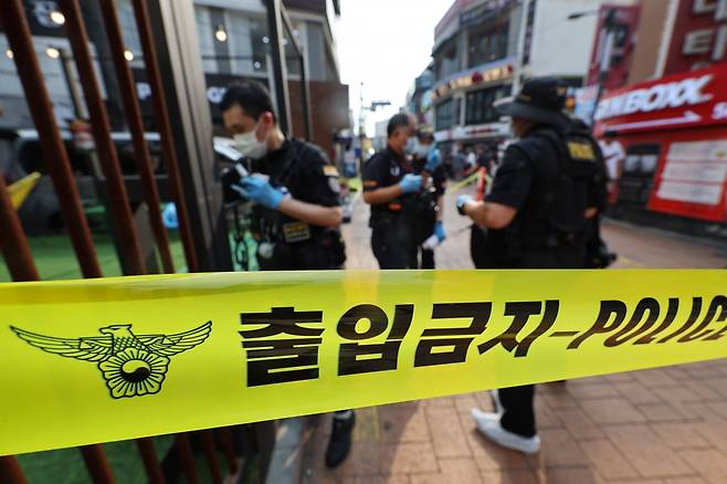 21일 오후 흉기난동 사건이 발생한 서울 관악구 신림역 4번 출구 인근에 폴리스라인이 설치돼 있다. 이날 이곳에서 괴한이 흉기를 휘둘러 1명이 숨지고 3명이 다쳐 병원으로 이송됐다. /사진=연합뉴스