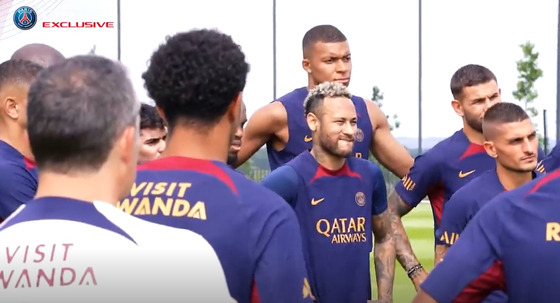 Neymar, center, with the PSG squad [ONE FOOTBALL]