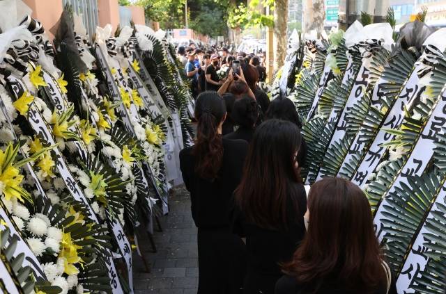 20일 오후 서울 서초구 서이초등학교에 마련된 임시 추모공간에서 추모객들이 고인이 된 교사 A씨를 추모하기 위해 줄을 서고 있다. 연합뉴스