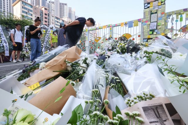 21일 오전 서울 서초구 서이초등학교 앞에 고인이 된 서이초등학교 담임교사 A씨 추모공간이 만들어져 있다. 연합뉴스