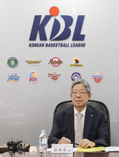 김희옥 KBL 총재가 21일 오전 서울 강남구 KBL 센터 대회의실에서 열린 제29기 제1차 임시 총회 및 이사회에서 소노인터내셔널의 KBL 신규회원 가입승인 안건을 처리했다.  뉴시스