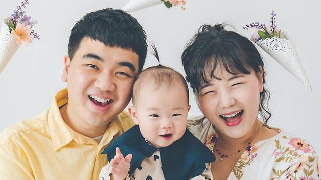 [서울=뉴시스]유튜브 채널 '종지부부'를 운영하는 채종태, 장은지 부부와 딸 채움 (사진=종지부부 제공) 2023.07.20. photo@newsis.com *재판매 및 DB 금지