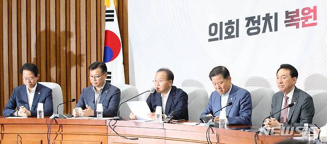 [서울=뉴시스] 고범준 기자 = 윤재옥 국민의힘 원내대표가 21일 오전 서울 여의도 국회에서 열린 원내대책회의에서 발언을 하고 있다. 2023.07.21. bjko@newsis.com