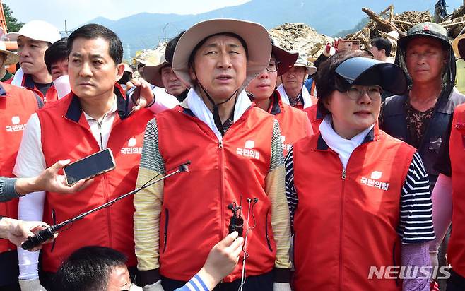 [예천=뉴시스] 이무열 기자 = 김기현 국민의힘 대표가 21일 오전 집중호우로 피해를 본 경북 예천군 감천면 진평2리에서 김학동 예천군수로부터 피해 상황을 보고받고 있다. 2023.07.21. lmy@newsis.com