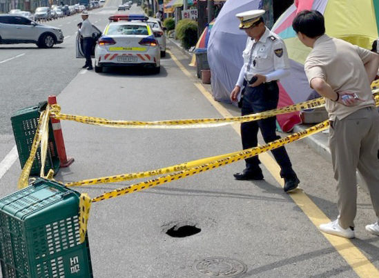 [광주=뉴시스] 변재훈 기자 = 21일 오후 2시 26분께 광주 북구 운암동 경신여자고등학교 사거리 인근 도로에 땅꺼짐 현상이 발생, 긴급 복구가 펼쳐진다. (사진=광주 북구 제공) 2023.07.21. photo@newsis.com *재판매 및 DB 금지