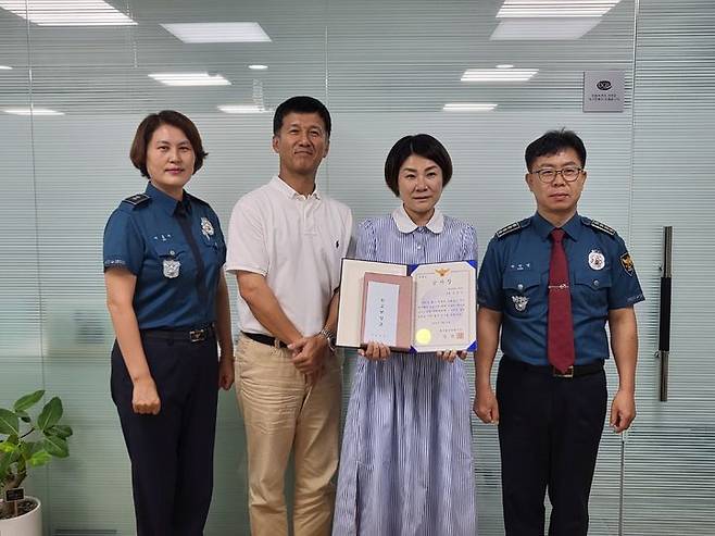 [대구=뉴시스] 대구 동부경찰서는 전화금융사기(보이스피싱) 피해를 예방한 대구은행신천점 김유경(여) 대리에게 감사장을 수여했다. (사진=대구 동부경찰서 제공) 2023.07.21. photo@newsis.com *재판매 및 DB 금지