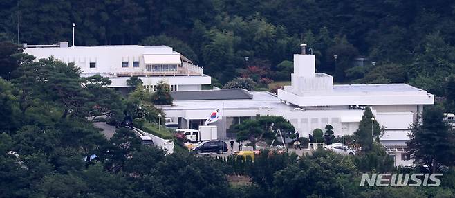 [서울=뉴시스] 이영환 기자 = 윤석열 대통령이 관저 입주가 임박한 것으로 알려진 5일 오전 용산 대통령 관저에서 막바지 작업이 진행되고 있다. 2022.08.05. 20hwan@newsis.com