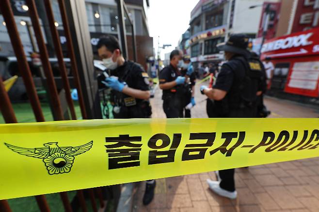 21일 오후 흉기난동 사건이 발생한 서울 관악구 신림역 4번 출구 인근에 폴리스라인이 설치돼 있다. 이날 이곳에서 괴한이 흉기를 휘둘러 1명이 숨지고 3명이 다쳐 병원으로 이송됐다. 연합뉴스