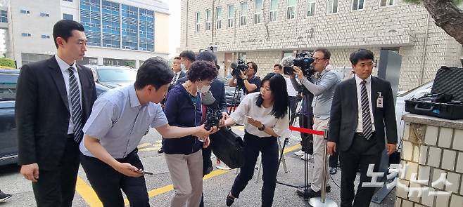 21일 의정부지법에서 열린 항소심 선고 공판에 출석 중인 윤석열 대통령의 장모 최은순 씨. 고무성 기자