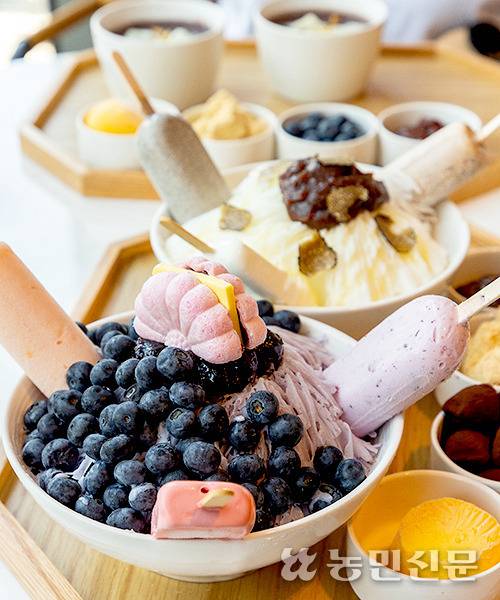 다채로운 재료를 곁들인 개성 만점 요즘 빙수들. 블루베리 빙수는 생과가 듬뿍 들어가 보기만 해도 입 안에 침이 고인다.