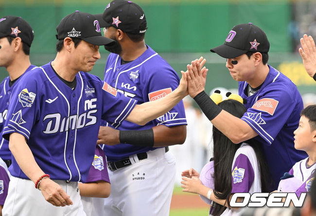 [OSEN=부산, 김성락 기자] 15일 오후 부산 사직야구장에서 ‘2023 신한은행 SOL KBO 올스타전’ 경기가 열렸다. 경기 시작에 앞서 드림팀 강인원 감독, 박건우가 하이파이브를 하고 있다. 2023.07.15 /ksl0919@osen.co.kr