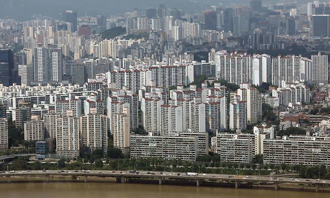 서울 여의도 63스퀘어 전망대에서 바라본 아파트단지 모습. 뉴스1