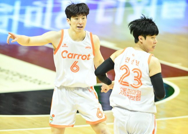 지난 시즌 맹활약한 전성현(오른쪽)과 이정현. /사진=KBL