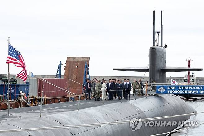 부산에 기항한 미 전략핵잠수함 켄터키함 [연합뉴스 자료사진. 대통령실 제공. 재판매 및 DB 금지]